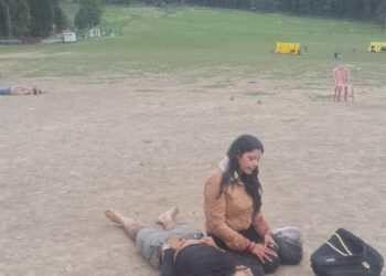 Pahalgam terror attack I গাৰৰ পৰা মাহ-হালধিৰ গোন্ধ নৌযাওঁতেই বিধৱা হ'ল নৌসেনাৰ লেফটেনেণ্টৰ পত্নী, মৃতদেহক সাৱটি অন্তিম বিদায় 1 Pahalgam terror attack I গাৰৰ পৰা মাহ-হালধিৰ গোন্ধ নৌযাওঁতেই বিধৱা হ’ল নৌসেনাৰ লেফটেনেণ্টৰ পত্নী, মৃতদেহক সাৱটি অন্তিম বিদায়