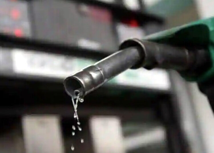India fuel crisis I ঔদ্যোগিক আৰু বাণিজ্যিক প্ৰতিষ্ঠানসমূহক সাধাৰণ পাম্পৰ পৰা একেলগে পেট্ৰ'ল-ডিজেল ক্ৰয়ত বাধা কেন্দ্ৰৰ 1 Fuel Tariff hike : ইন্ধনজাত তেলত ২ টকা শুল্ক বৃদ্ধি, বৃদ্ধি পাব নেকি পেট্ৰ’ল-ডিজেলৰ মূল্য?