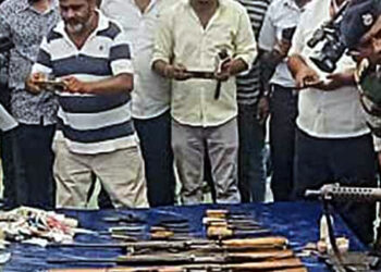 Maoist Surrender : ৪.৫০ লাখ মূৰৰ দাম থকা তিনি কমাণ্ডাৰসহ ২৬ মাওবাদীৰ আত্মসমৰ্পণ
