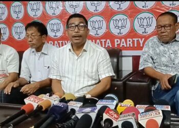 মহাজন ক্র’ আৰু কাটছাক উভতি ধৰিলে বিজেপি দলে মুন ইংতিপীৰ বিষয় বিচাৰাধীন, কাটছাই পৰিষদৰ ভূমি আইন নাজানে