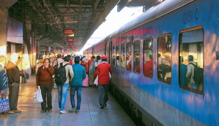 Digital lounge at railway station I মুম্বাই চেণ্ট্ৰেল ষ্টেচনত ভাৰতৰ প্ৰথমটো ডিজিটেল লাউঞ্জ   