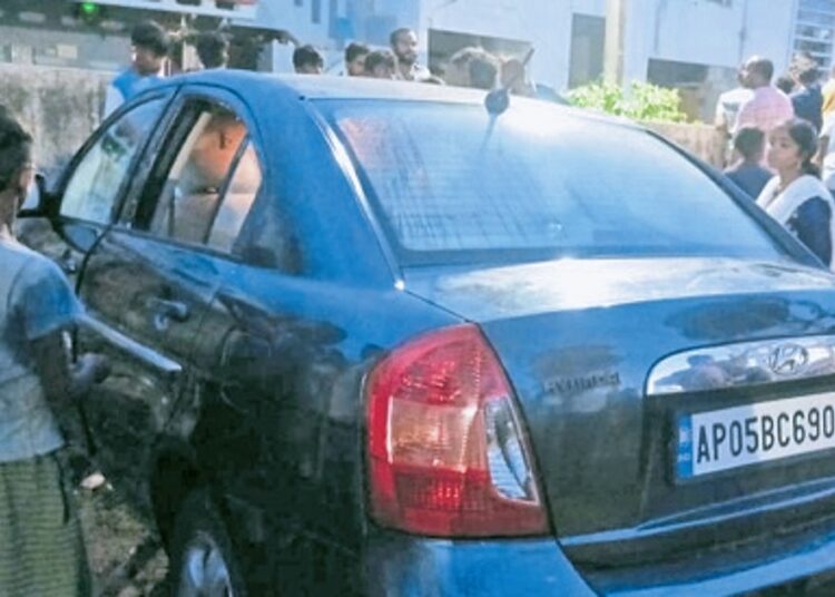 Child dies inside car I গাড়ীত বহি খেলি খেলি থকাৰ সময়তে মৰ্মান্তিক পৰিণতি চাৰি নাবালক বন্ধুৰ