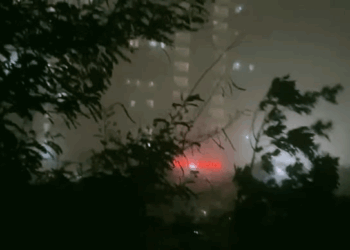 Delhi hits storm । দিল্লীত দুৰ্যোগ, ধূলিৰ ধুমুহা-প্ৰচণ্ড শিলাবৃষ্টিত মাজ আকাশত দুৰ্যোগৰ সন্মুখীন বিমান