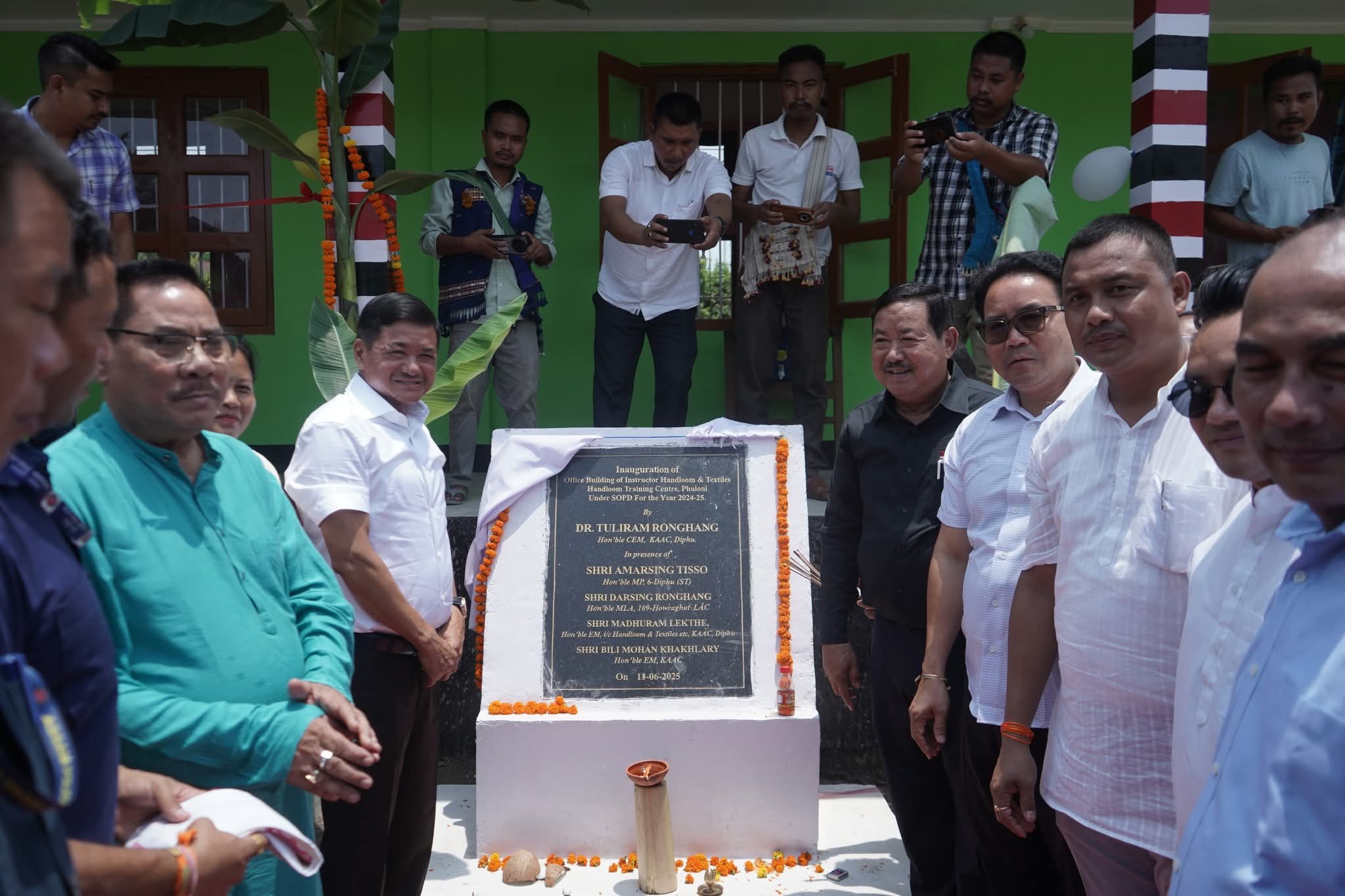 ফুলনিত নৱ নিৰ্মিত হস্ত-তাত বস্ত্ৰ-শিল্প কাৰ্যালয় আৰু প্ৰশিক্ষণ কেন্দ্ৰ গৃহৰ শুভ উদ্বোধন কৰে কাৰ্বি পৰিষদৰ CEM ড০ তুলিৰাম ৰংহাঙে 3 IMG 20250614 WA0150 | ASSAM TIMES POST