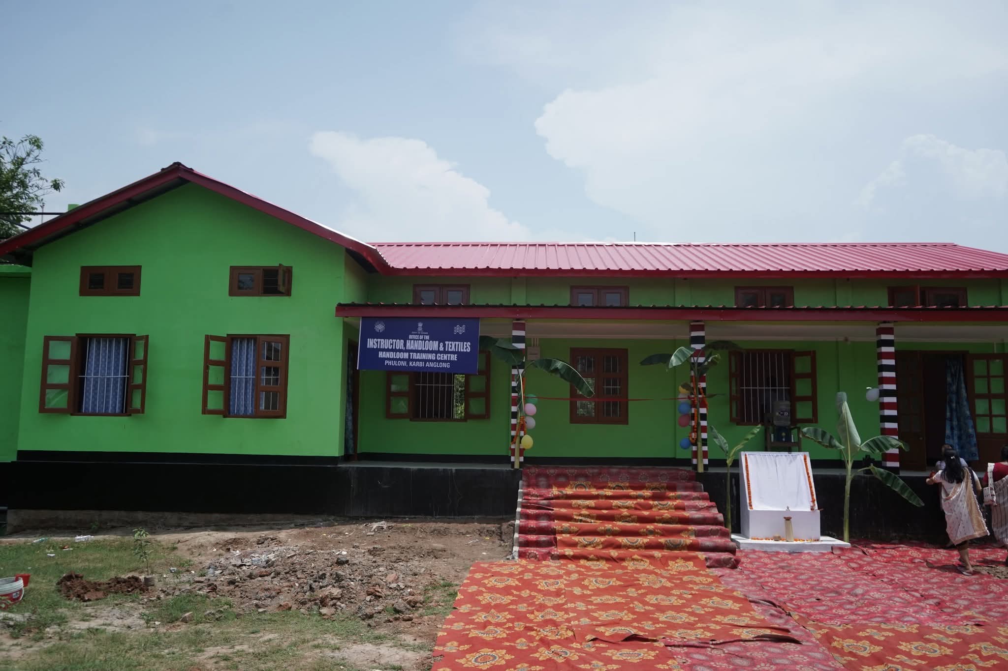ফুলনিত নৱ নিৰ্মিত হস্ত-তাত বস্ত্ৰ-শিল্প কাৰ্যালয় আৰু প্ৰশিক্ষণ কেন্দ্ৰ গৃহৰ শুভ উদ্বোধন কৰে কাৰ্বি পৰিষদৰ CEM ড০ তুলিৰাম ৰংহাঙে 4 IMG 20250614 WA0151 | ASSAM TIMES POST