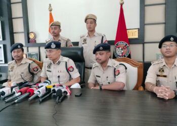 ধনশিৰিত অস্ত্ৰ-সস্ত্ৰ সহ বিদ্ৰোহী সংগঠন DHD(U)ৰ ১০গৰাকী সদস্যৰ আত্মসৰ্মপন, ডিফুত জিলা আৰক্ষী অধীক্ষকৰ সংবাদমেল