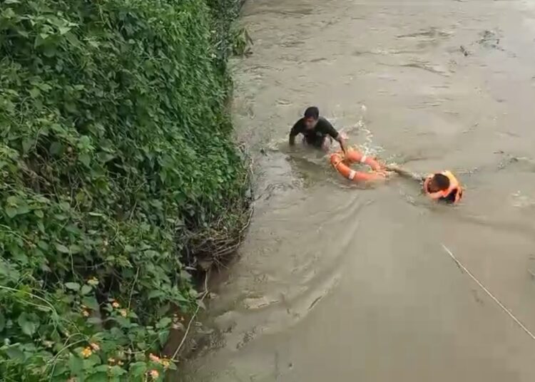 মাঞ্জাত ডিলাই নৈত মাছ মাৰিবলৈ গৈ সন্ধানহীন ছবছৰীয়া শিশু