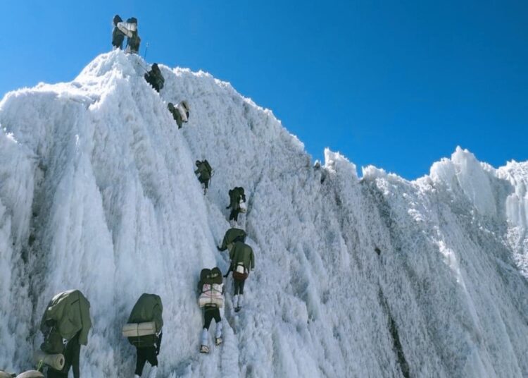 Siachen Glacier I বিশ্বৰ আটাইতকৈ বিপজ্জনক সামৰিক ঘাটিত হাতৰ মুঠিত জীউ লৈ থাকে ভাৰতীয় সেনা