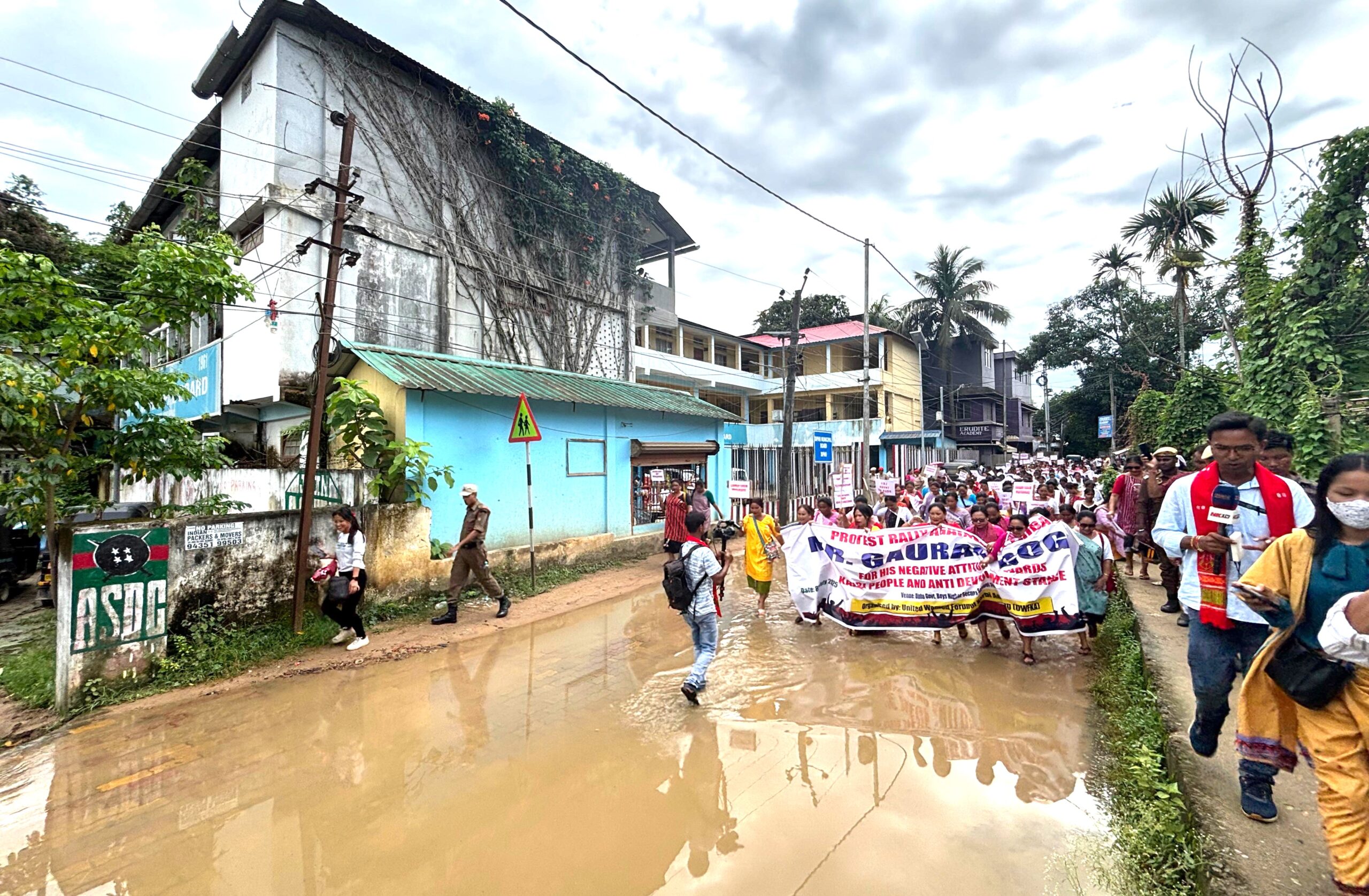 ফেইচবুক লাইভ : ডিফুত  গৌৰৱ গগৈৰ বিৰুদ্ধে জ্বলিছে প্ৰতিবাদৰ জুই