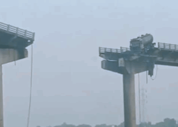 Gujarat bridge collapse I এখনৰ পিছত আনখন গাড়ী পৰিল নদীত, গুজৰাটত দলং ভাঙি ৯ জনৰ মৃত্যু
