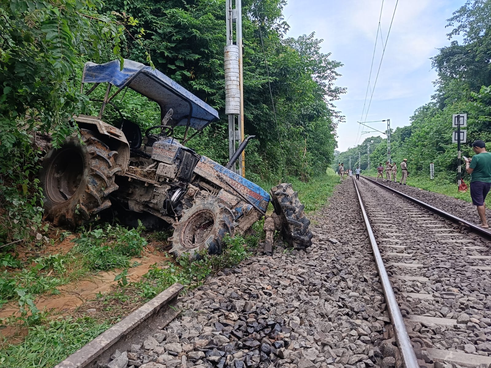 Train Accident I ডিফুত উজনিমুৱা বিবেক এক্সপ্ৰেছ ৰেলৰ সৈতে ট্ৰেক্টৰৰ মুখামুখি সংঘৰ্ষ:৩ ঘণ্টা সময়ত ডিফুত আৱদ্ধ ৰেল 3 ডিফুত উজনিমুৱা বিবেক এক্সপ্ৰেছ ৰেলৰ সৈতে ট্ৰেক্টৰৰ মুখামুখি সংঘৰ্ষ