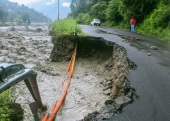 Himachal Pradesh flood I চণ্ডীগড়-মানালী ঘাইপথ উটুৱাই নিলে বিপাশা নদীয়ে, তিনিদিন ধৰি হিমাচলত আবদ্ধ শ শ বাহন-যাত্ৰী