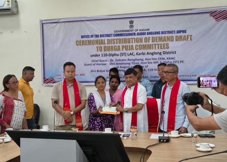ডিফু বিধান সভা সমষ্টিৰ অন্তৰ্গত 29 খন দুৰ্গা পূজা সমিতিক আৰ্থিক সাহাৰ্য্য প্ৰদান