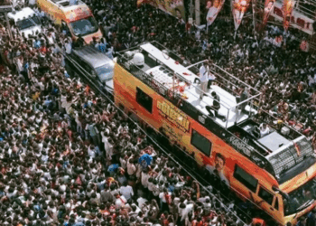 Karur Stampede I কাৰুৰ পদপিষ্ট ঘটনাৰ অসহনীয় পৰিৱেশ; একমাত্ৰ পুত্ৰৰ মৃতদেহ সাৱটি পৰি থাকিল মাতৃ, মৰ্গৰ সন্মুখত দিশহাৰা আত্মীয়