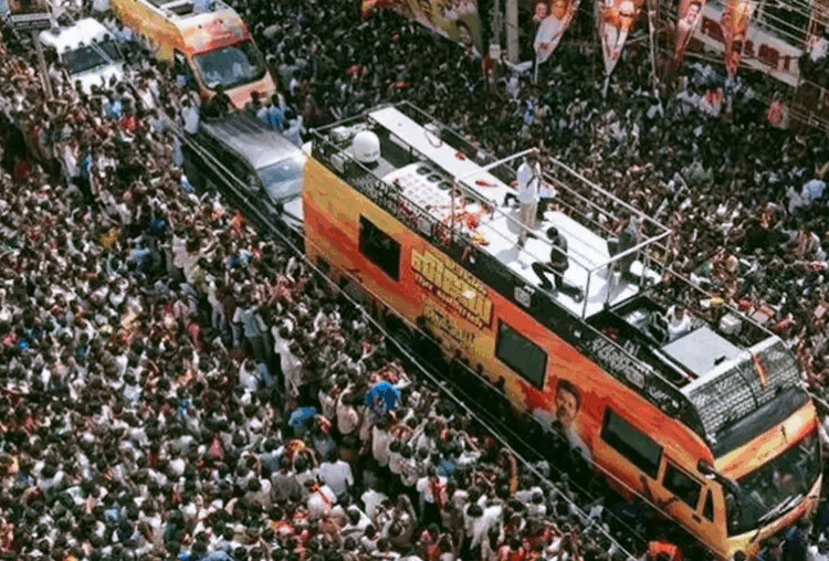 Karuru Stampede case I পদপিষ্ট কাণ্ডত বিজয়ৰ দলক ভৰ্ৎসনা মাদ্ৰাজ উচ্চ ন্যায়ালয়ৰ, তদন্তৰ বাবে বিশেষ কমিটী গঠনৰ নিৰ্দেশ 1 Karur Stampede I কাৰুৰ পদপিষ্ট ঘটনাৰ অসহনীয় পৰিৱেশ; একমাত্ৰ পুত্ৰৰ মৃতদেহ সাৱটি পৰি থাকিল মাতৃ, মৰ্গৰ সন্মুখত দিশহাৰা আত্মীয়