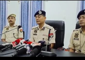 কাৰবি আংলং আৰক্ষীৰ বৃহৎ সফলতা দুই শিশু সৰবৰাহকাৰীক গ্ৰেপ্তাৰ, ৪ টা শিশু সহ এগৰাকী মাতৃক উদ্ধাৰ, ডিফুত এছপিৰ সংবাদমেল –