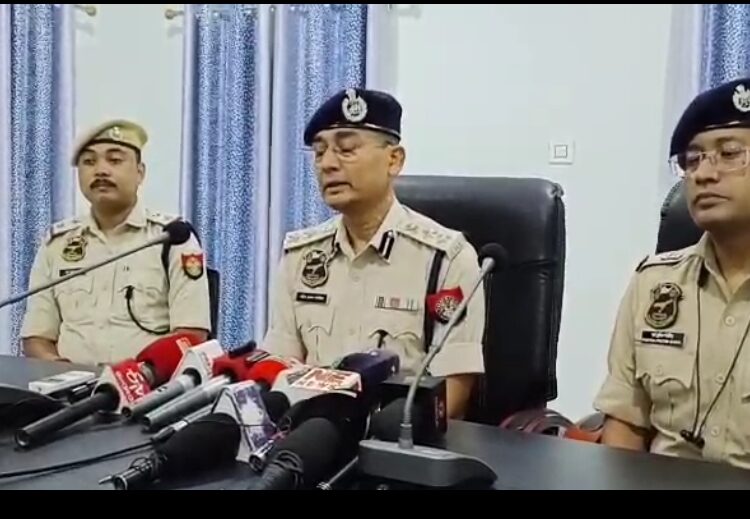 কাৰবি আংলং আৰক্ষীৰ বৃহৎ সফলতা দুই শিশু সৰবৰাহকাৰীক গ্ৰেপ্তাৰ, ৪ টা শিশু সহ এগৰাকী মাতৃক উদ্ধাৰ, ডিফুত এছপিৰ সংবাদমেল –