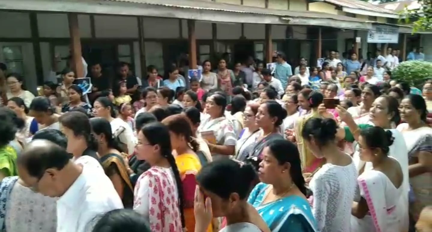 ডিফুত কলা কেন্দ্ৰত ৰাজহুৱা ভাবে অশ্ৰুসিক্ত নয়নেৰে শিল্পী জুবিন গাৰ্গলৈ কেইবাশতাধিক অনুৰাগীৰ শ্ৰদ্ধাঞ্জলী