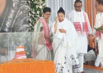 Zubeen Garg rituals I যোৰহাটত জনসমুদ্ৰ, প্ৰাণৰ শিল্পীগৰাকীক অন্তিম শ্ৰদ্ধা জনাবলৈ হাজাৰ হাজাৰ লোকৰ সমাগম