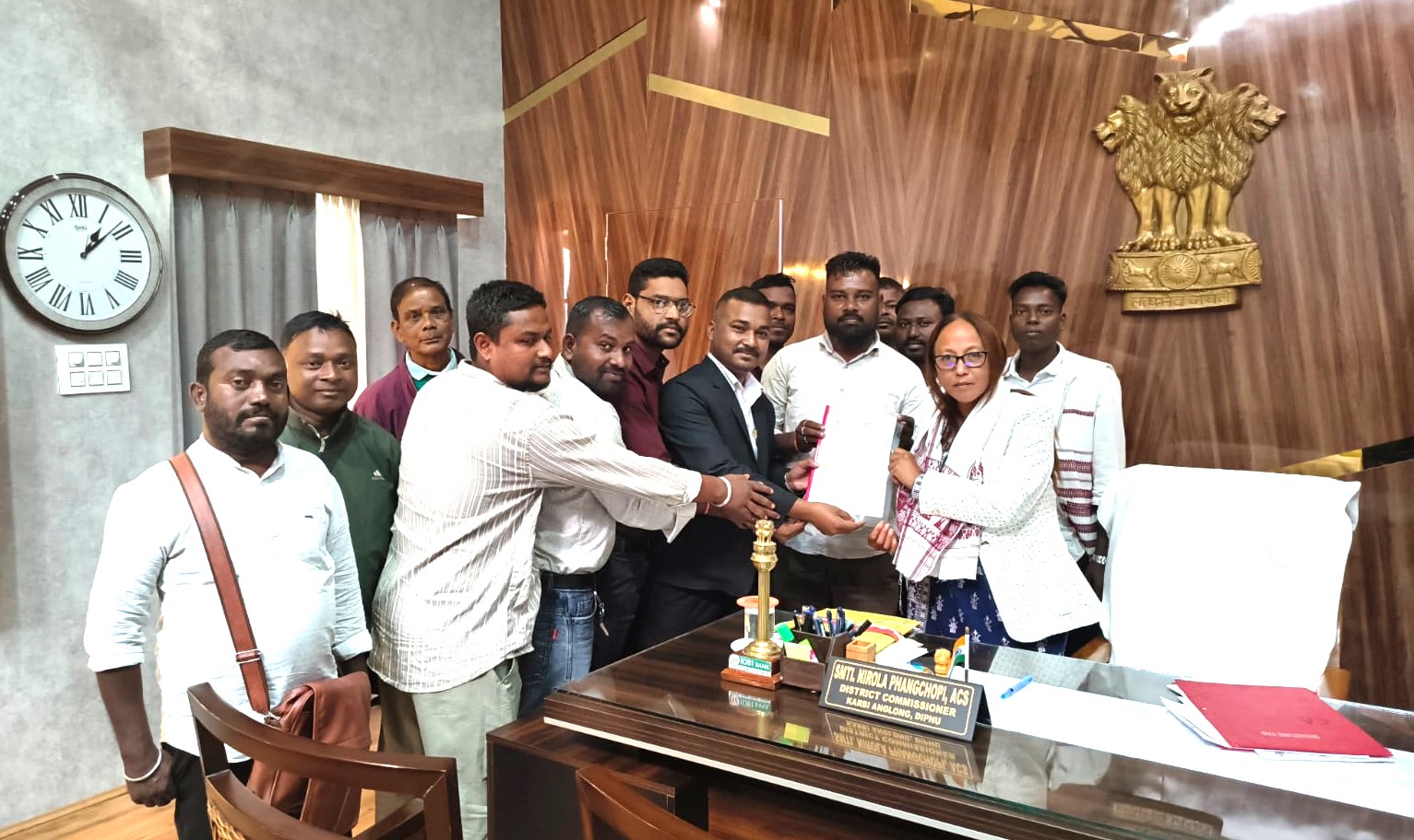 আদিবাসী জনগোষ্ঠীৰ জনজাতি কৰণ দাবীত কাৰ্বি আংলং জিলা আয়ুক্ত'ৰ জৰিয়তে মূখ্য মন্ত্রীলৈ স্মাৰক প্ৰদান