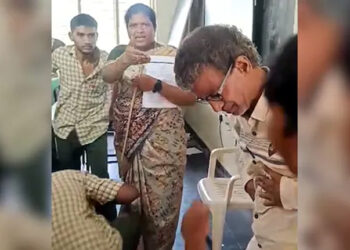 Student Teacher conflict : মাক কিয় গালি পাৰিব, শ্ৰেণীকোঠাতে শিক্ষকক আক্ৰমণ ছাত্ৰৰ