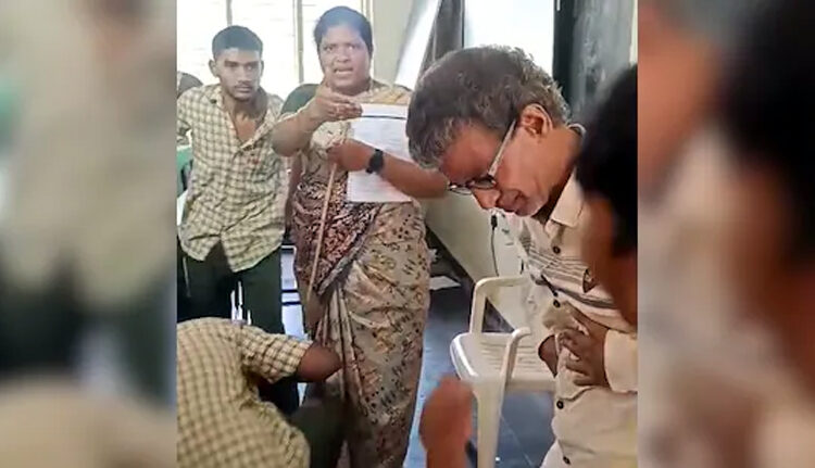 Student Teacher conflict : মাক কিয় গালি পাৰিব, শ্ৰেণীকোঠাতে শিক্ষকক আক্ৰমণ ছাত্ৰৰ