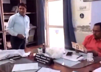 Piles operation : অৰ্শৰোগৰ অস্ত্ৰোপচাৰ কৰি নাপালে ছুটী, পেণ্ট খুলি ঘা দেখুৱাই দিলে অসুস্থতাৰ প্ৰমাণ