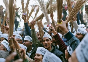 সকলো হতবাক I তিনিটা প্ৰতিদ্বন্দ্বী দলৰ হৈ এজন প্ৰাৰ্থীৰ একেখন আসনৰ বাবে মনোনয়ন পত্ৰ দাখিল