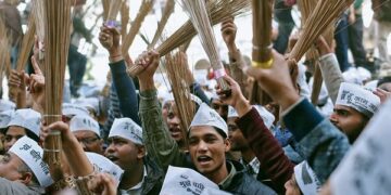 সকলো হতবাক I তিনিটা প্ৰতিদ্বন্দ্বী দলৰ হৈ এজন প্ৰাৰ্থীৰ একেখন আসনৰ বাবে মনোনয়ন পত্ৰ দাখিল