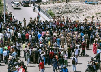 নয়ডাত অধিক মজুৰি আৰু অন্যান্য সা-সুবিধাৰ দাবীত শ্ৰমিকৰ হিংসাত্মক প্ৰতিবাদ