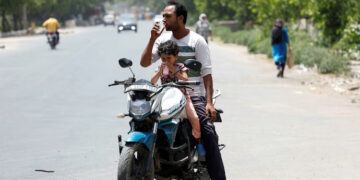 Delhi heat wave : দিল্লীত ব’হাগতে ৪৪ ডিগ্ৰী স্পৰ্শ, আগন্তুক ৪-৫ দিনলৈ কেইবাখনো ৰাজ্যত তাপপ্ৰবাহৰ সতৰ্কবাণী জাৰি